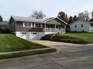 7662 Windsor Dr, Omaha, NE 68114