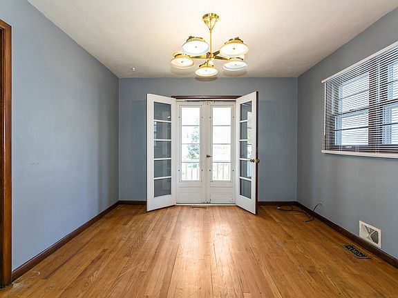 3rd image of 1333 E 84th Ter