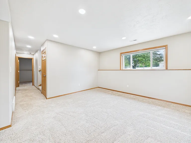 2505 N Vincent Ave — Photo 32