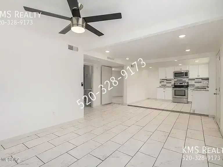2429 E Cameron Vis — Photo 4
