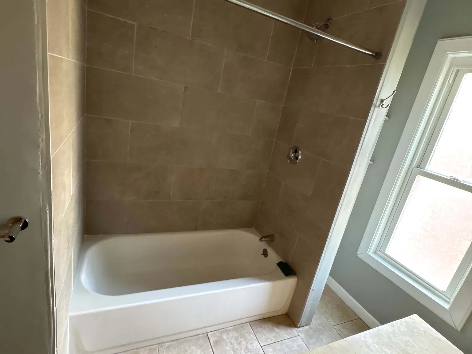 3 bed, 1.5 bath, 1300 sqft, $2,800 — Photo 2