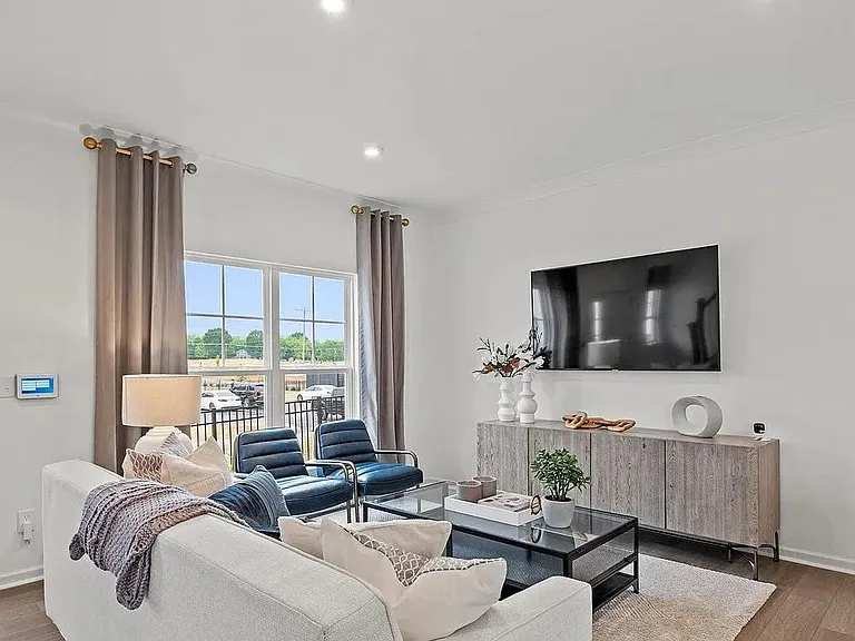 10320 Guardian Dr — Photo 2