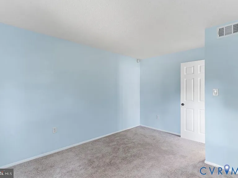 9207 Douglas St #201 — Photo 10