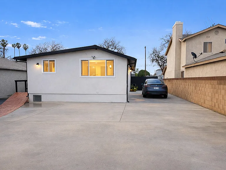 Halldale Ave — Photo 31