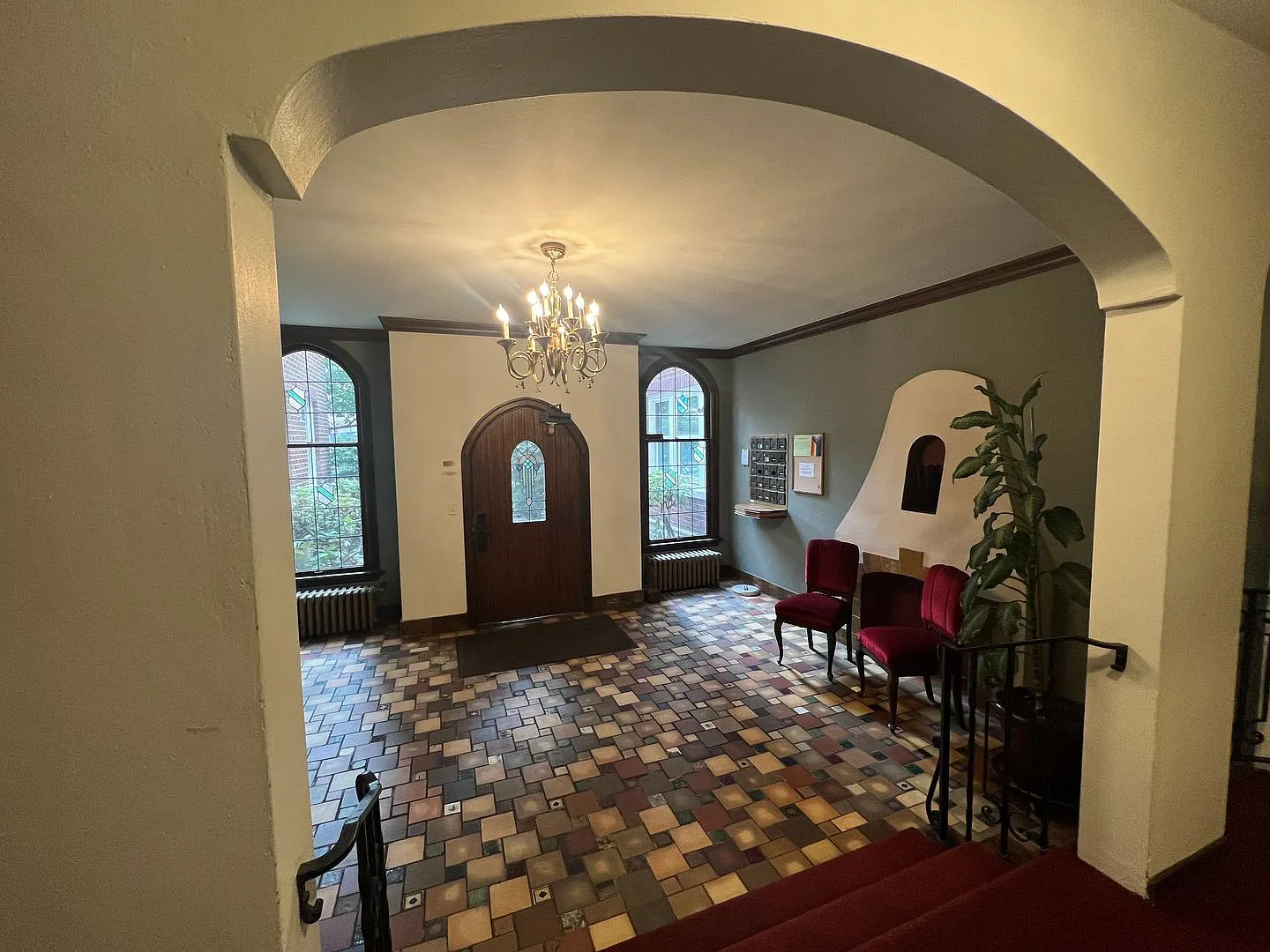 Charming Capitol Hill Vintage Condo with Original Features & Ideal Location — Photo 4