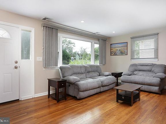 5th image of 242 Clinton Ave