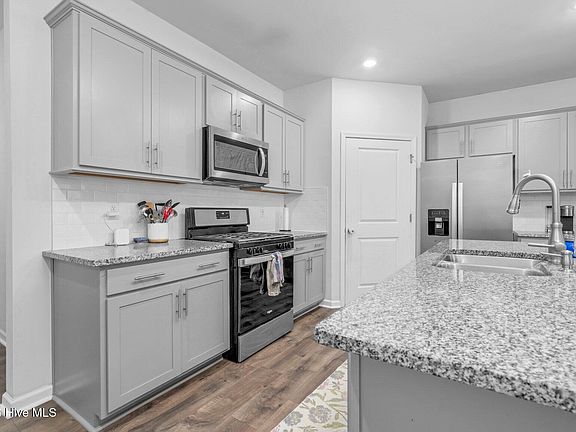 4th image of 209 Rosemount