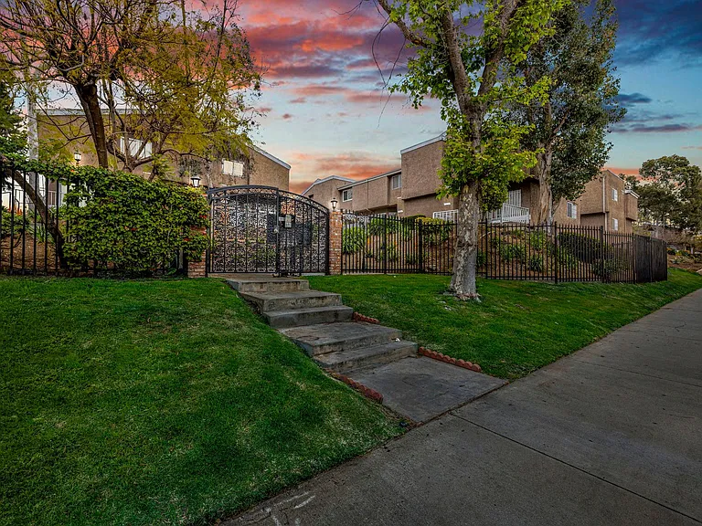1561 W Jefferson Blvd — Photo 26