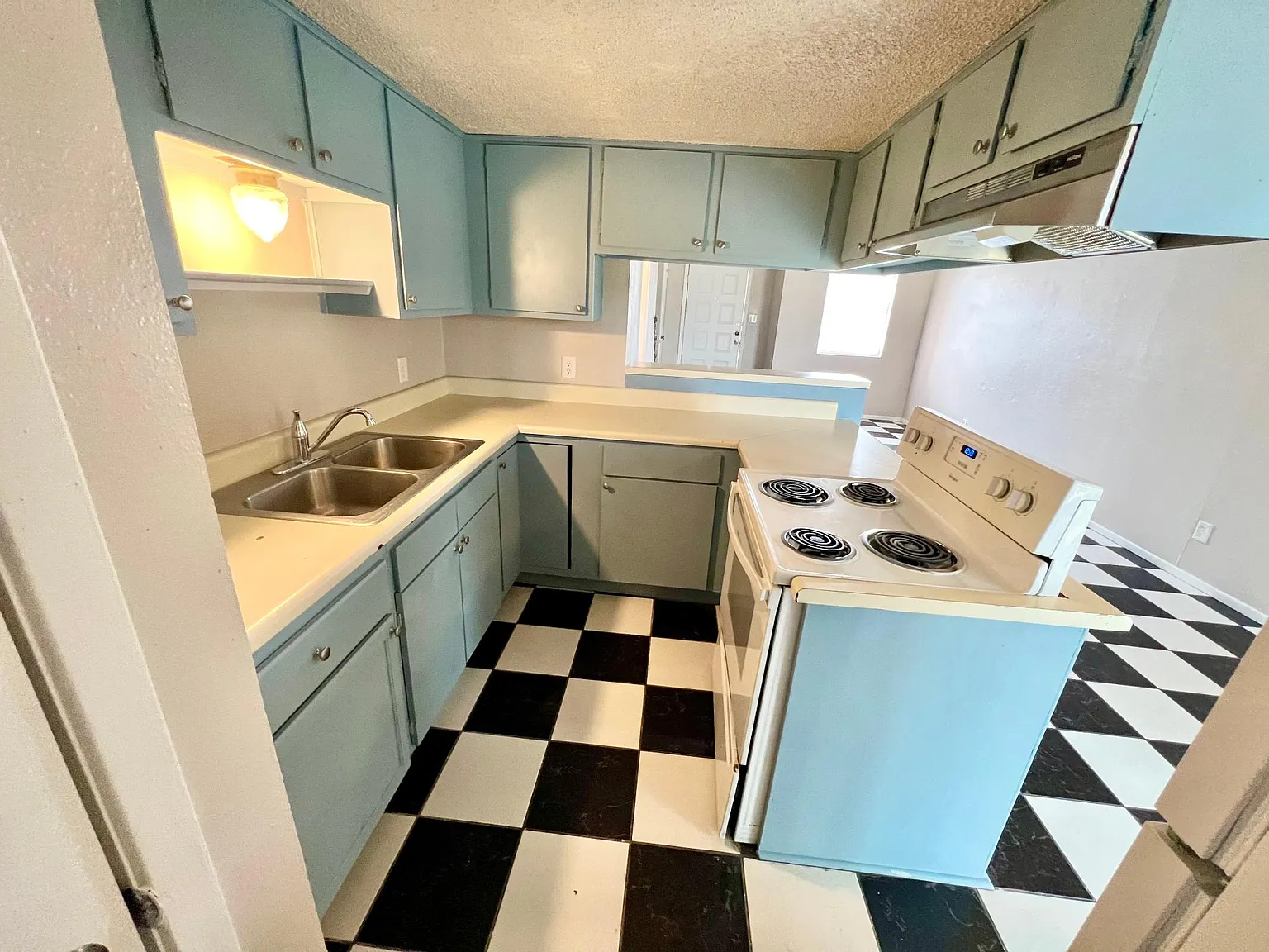1082 Linde St — Photo 3