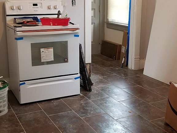 11x11 Fabulous kitchen, new ceiling fan, new tiled floors, new countertop, nice appliances, new blinds, new base cabinets, fresh paint