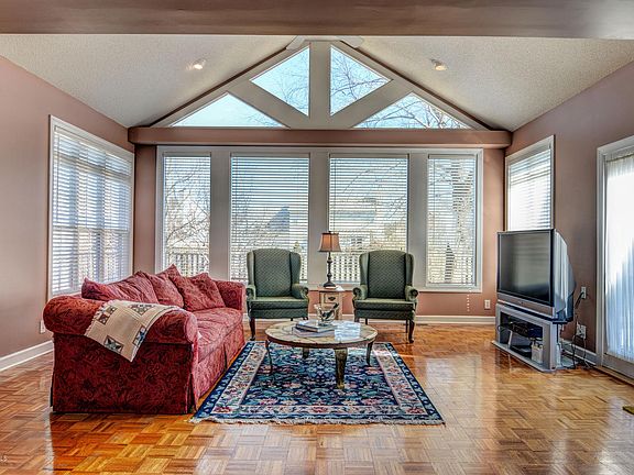3rd image of 507 Colony Circle N
