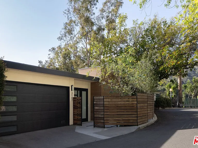 3147 Hollyridge Dr — Photo 12
