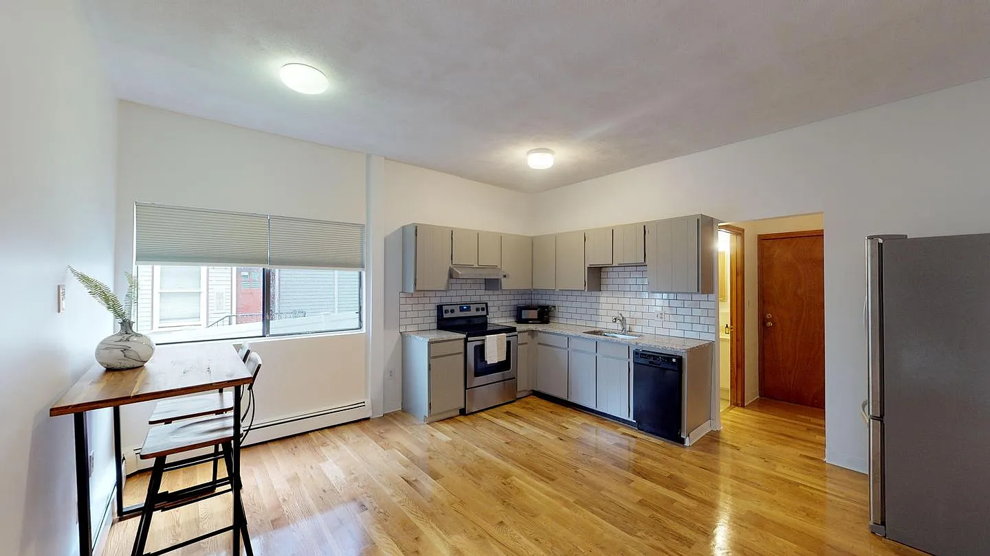 Private Bedroom in Inviting Somerville Home Near The Red Line — Photo 4