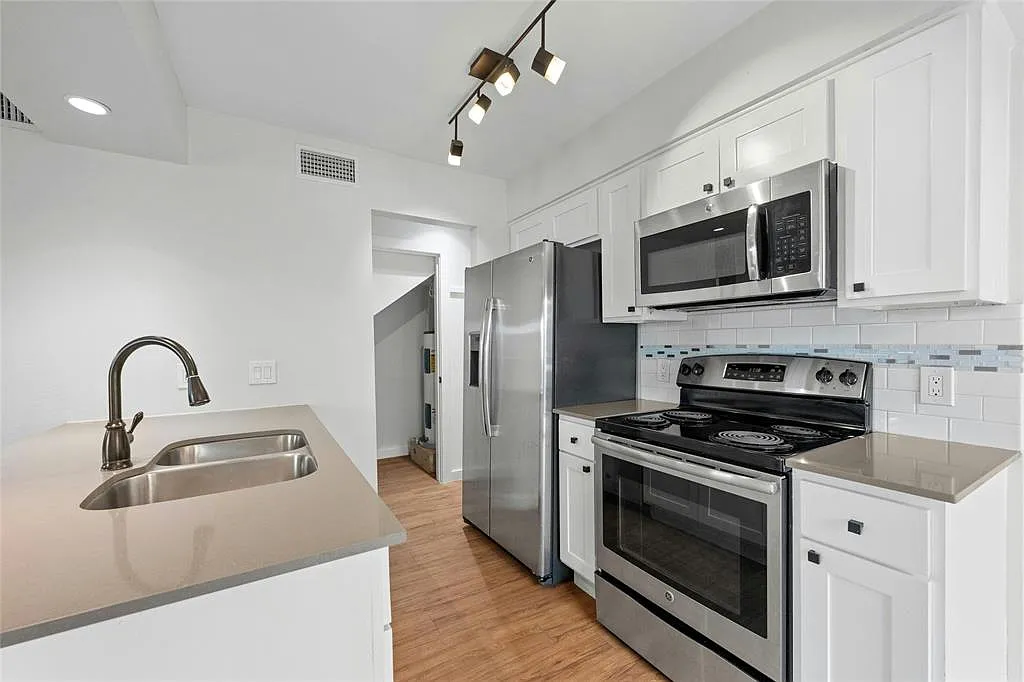 2 bed, 1.5 bath, 924 sqft, $1,600 — Photo 3