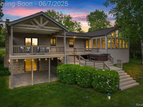 11404 Cedar Bend Dr, Pinckney, MI 48169