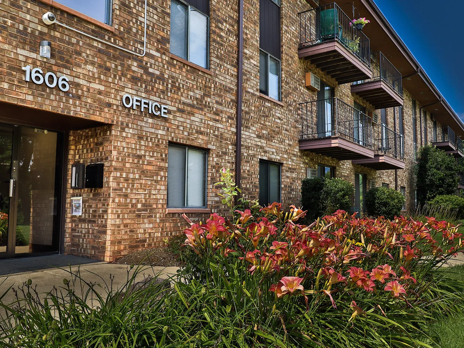 Hillside Village Apartments — Photo 2