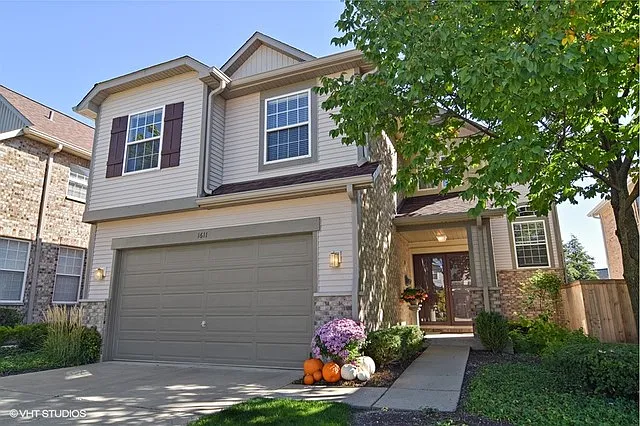 1611 Fairfax Ln photo 1
