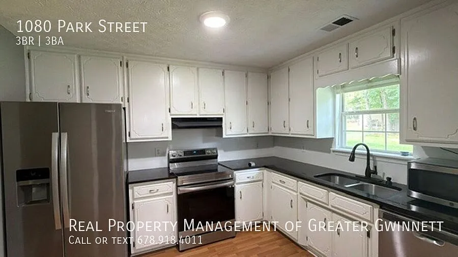 Charming 3 Bedroom home with large back yard — Photo 2