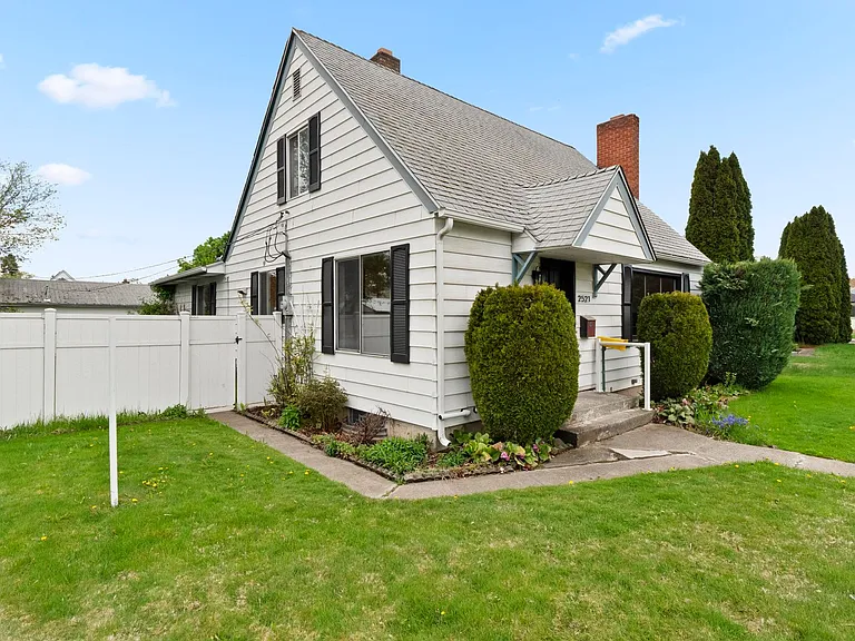 2521 W Sanson Ave — Photo 2
