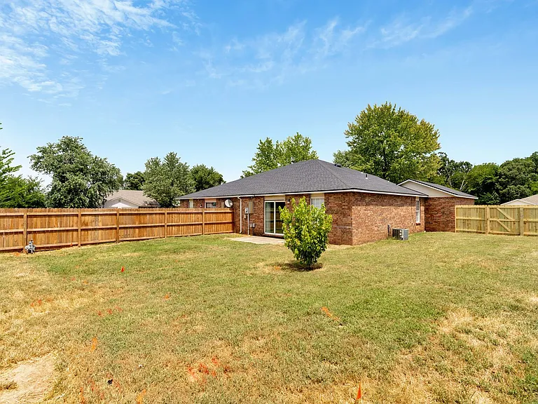 1665 N Boxley Ave — Photo 18