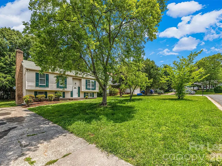 10715 Derry Dr — Photo 2