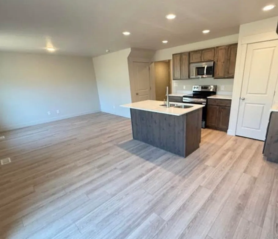 4 bed, 2.5 bath, $2,500 — Photo 4