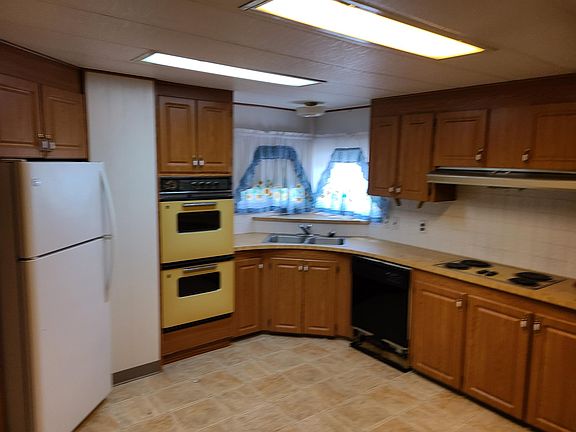 3rd image of 1242 Thomas Dr