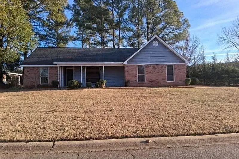 306 Bowen Dr photo 1