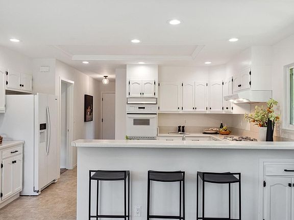 3rd image of 672 Riviera Circle