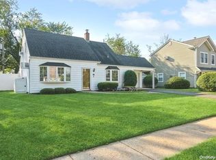 11 Poppy Ln, Levittown, NY 11756