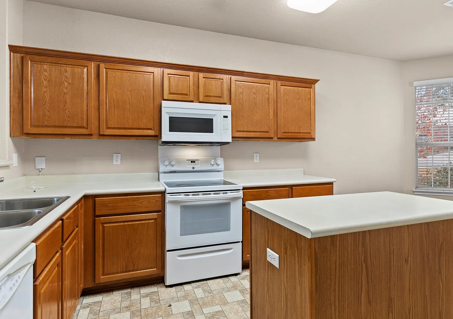 3 bed, 2.5 bath, 2252 sqft, $1,795 — Photo 4