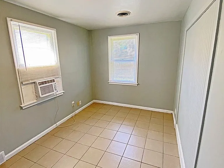 5648 Dorcas St — Photo 7