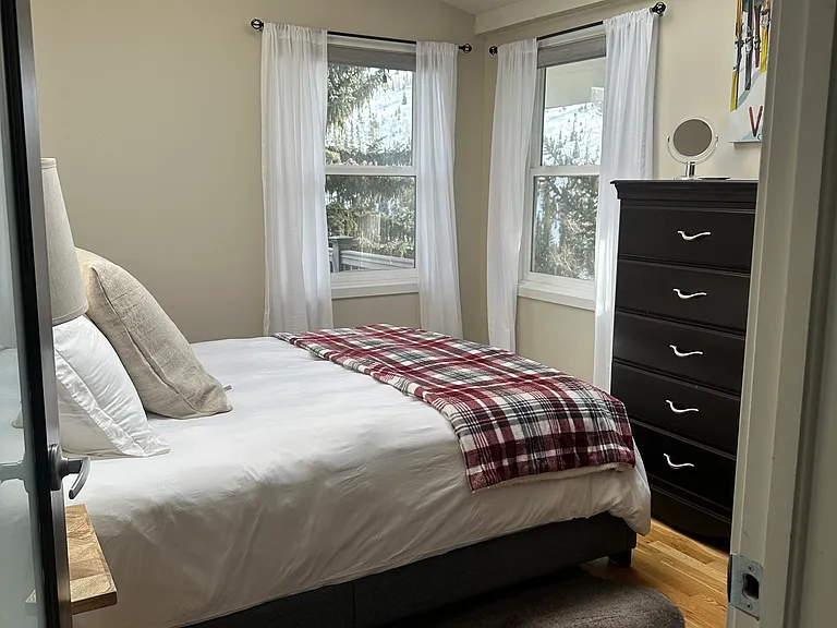 Queen Bed room