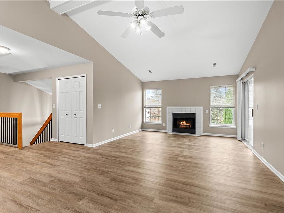 Expansive living room with brand new flooring!