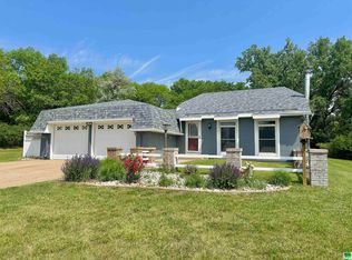 2307 Indian Hills Dr, Sioux City, IA 51104