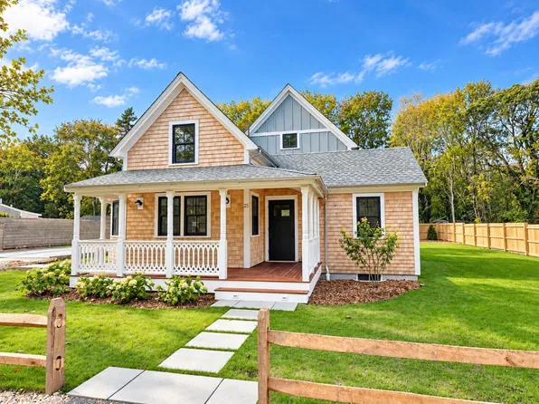 25 Oak Ave, Oak Bluffs, MA 02557