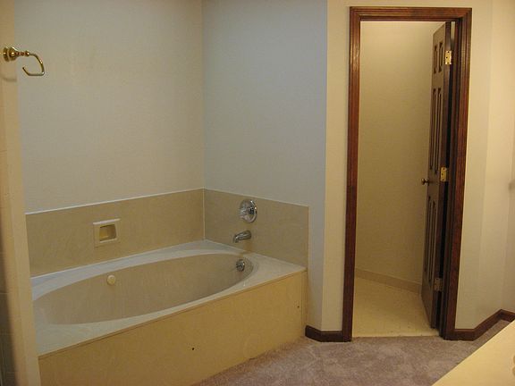 4th image of 2584 Horsham Dr