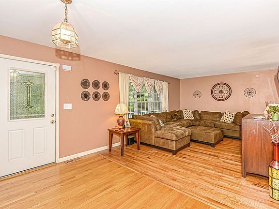 4th image of 21 Black Pine St