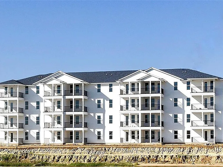 Lakeshore Condominium — Photo 7