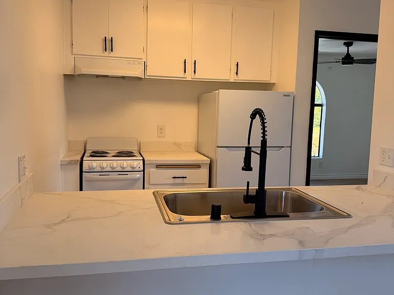 Salt & Vine Oceanside Apartments — Photo 21