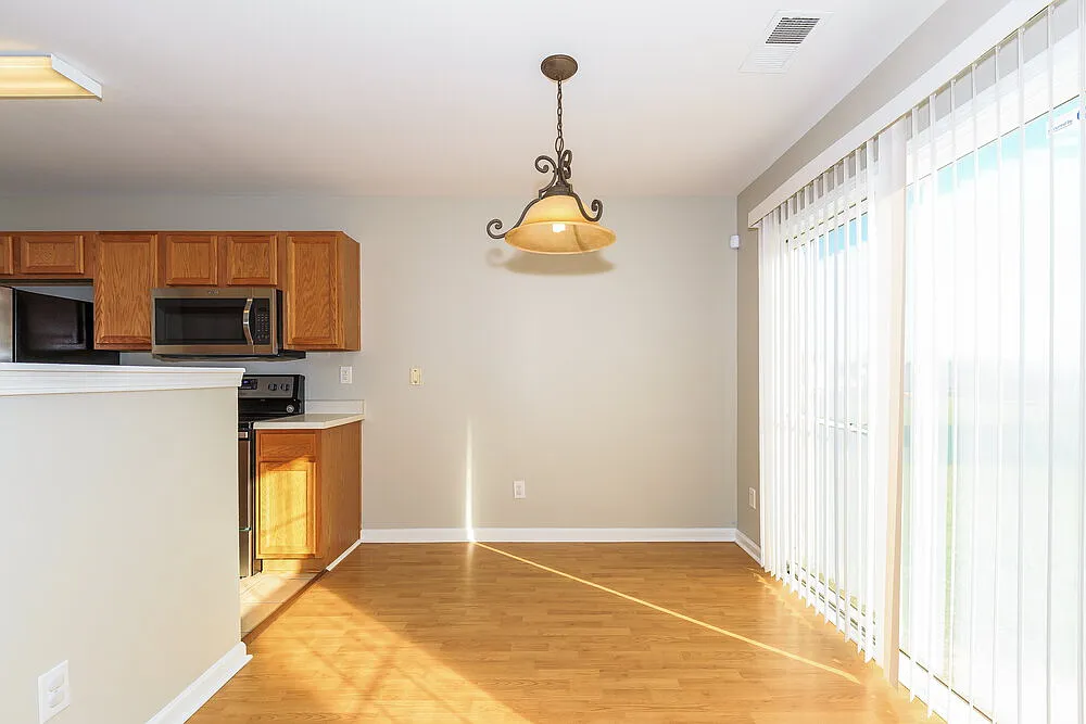 3 bed, 2.5 bath, 1672 sqft, $1,990 — Photo 4