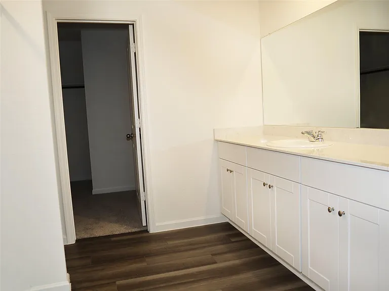 831 Lexington Ln — Photo 8
