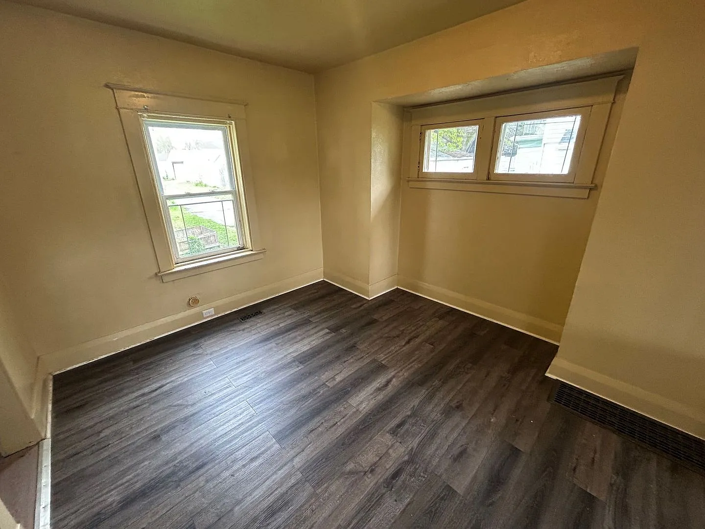 Charming 2 Bedroom Home Near East Toledo & Downtown — Photo 4