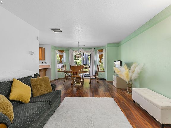 3rd image of 610 SE 18th Ave