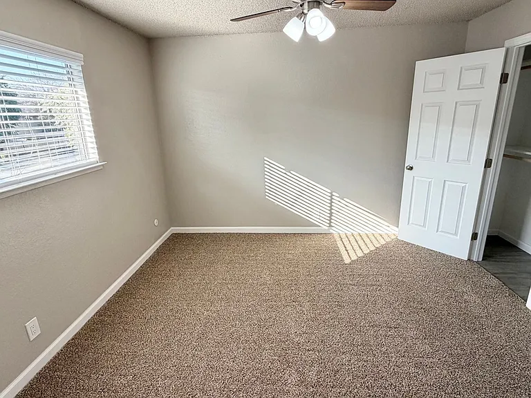 Granada Apartments — Photo 16