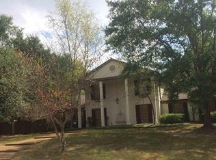 118 N Meadows Pl, Jackson, MS 39211