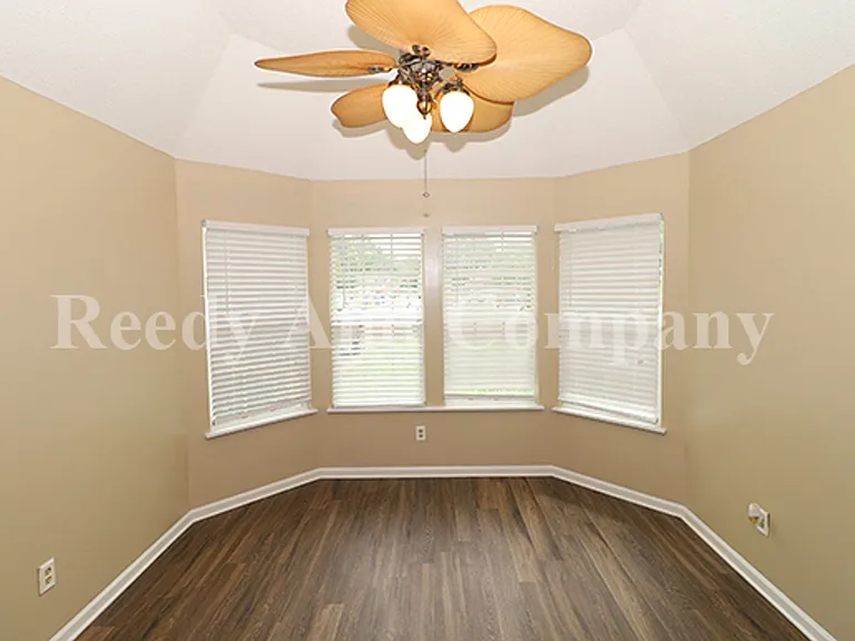 5961 Kentwood Dr — Photo 10