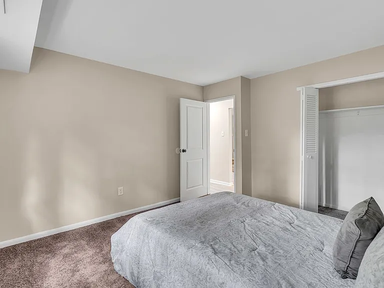 Colonial Court Apartments — Photo 19