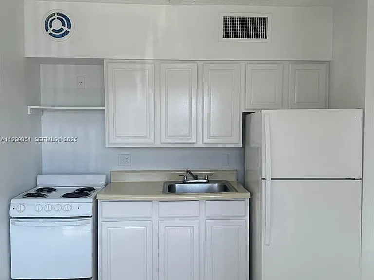 101 NW 29th Ave #4 — Photo 5