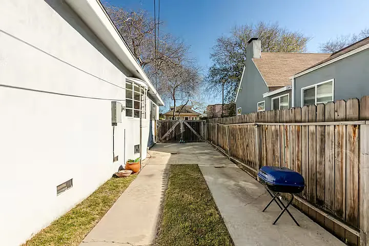 1427 Carmona Ave — Photo 38